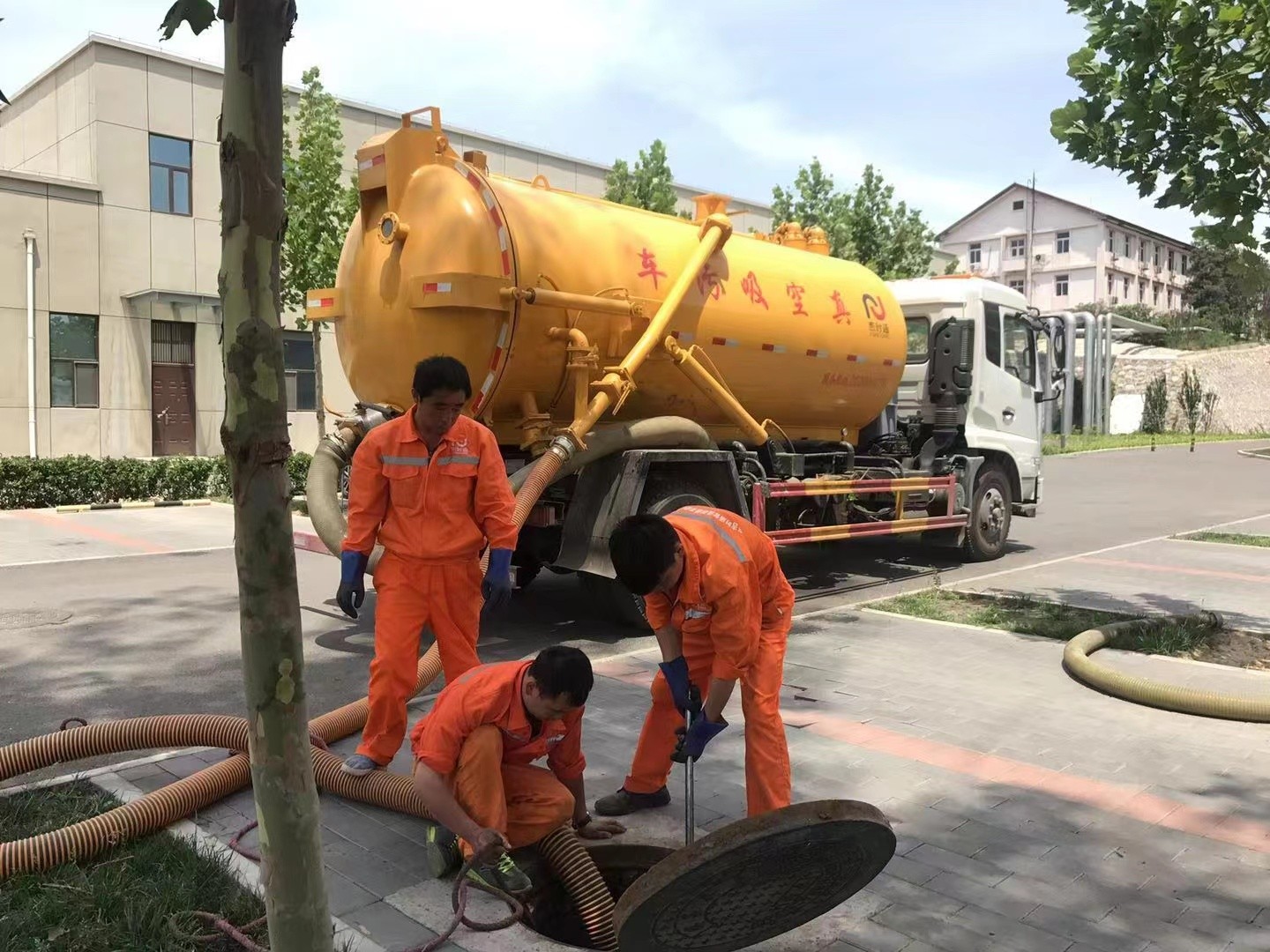 阳东管道疏通车停在窨井附近