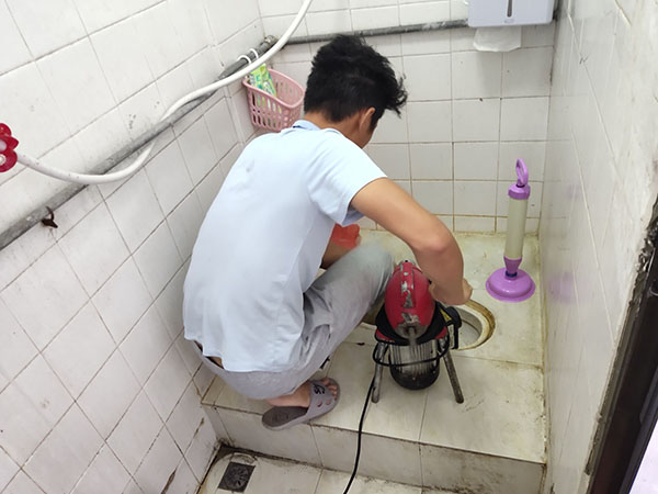 阳东管道堵塞冒臭气 专业师傅现场解决问题